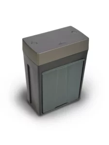 Trituradora Royal ST80X de corte en tiras para 8 hojas instalada sobre su cesto de residuos negro.