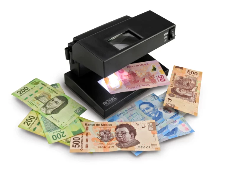 Detector de billetes falsos Ultravioleta Royal Consumer UV1 revisando un billete de 500 pesos