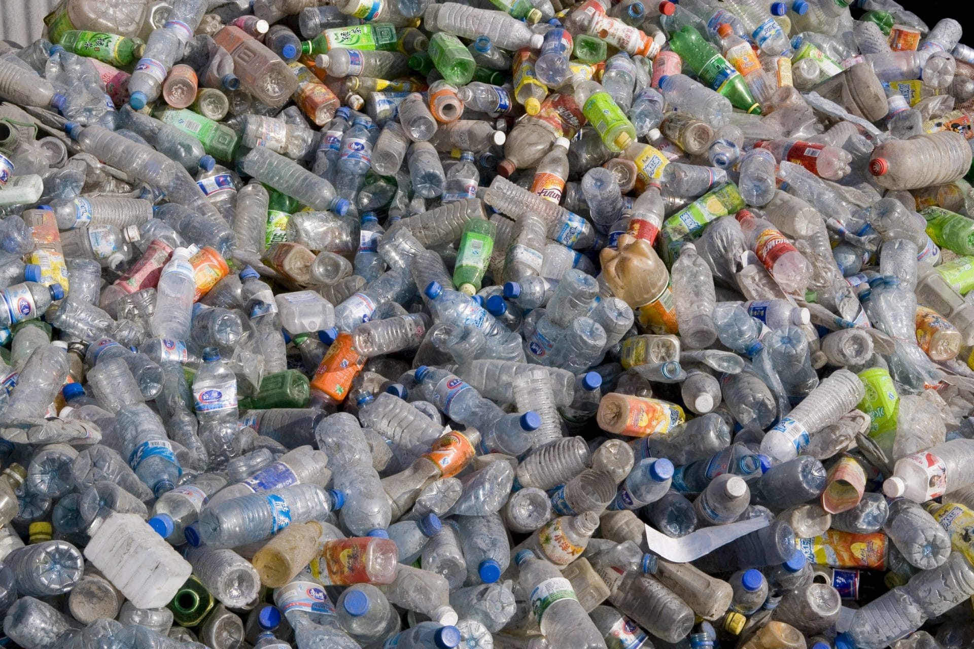 Acumulación de botellas de un sólo uso