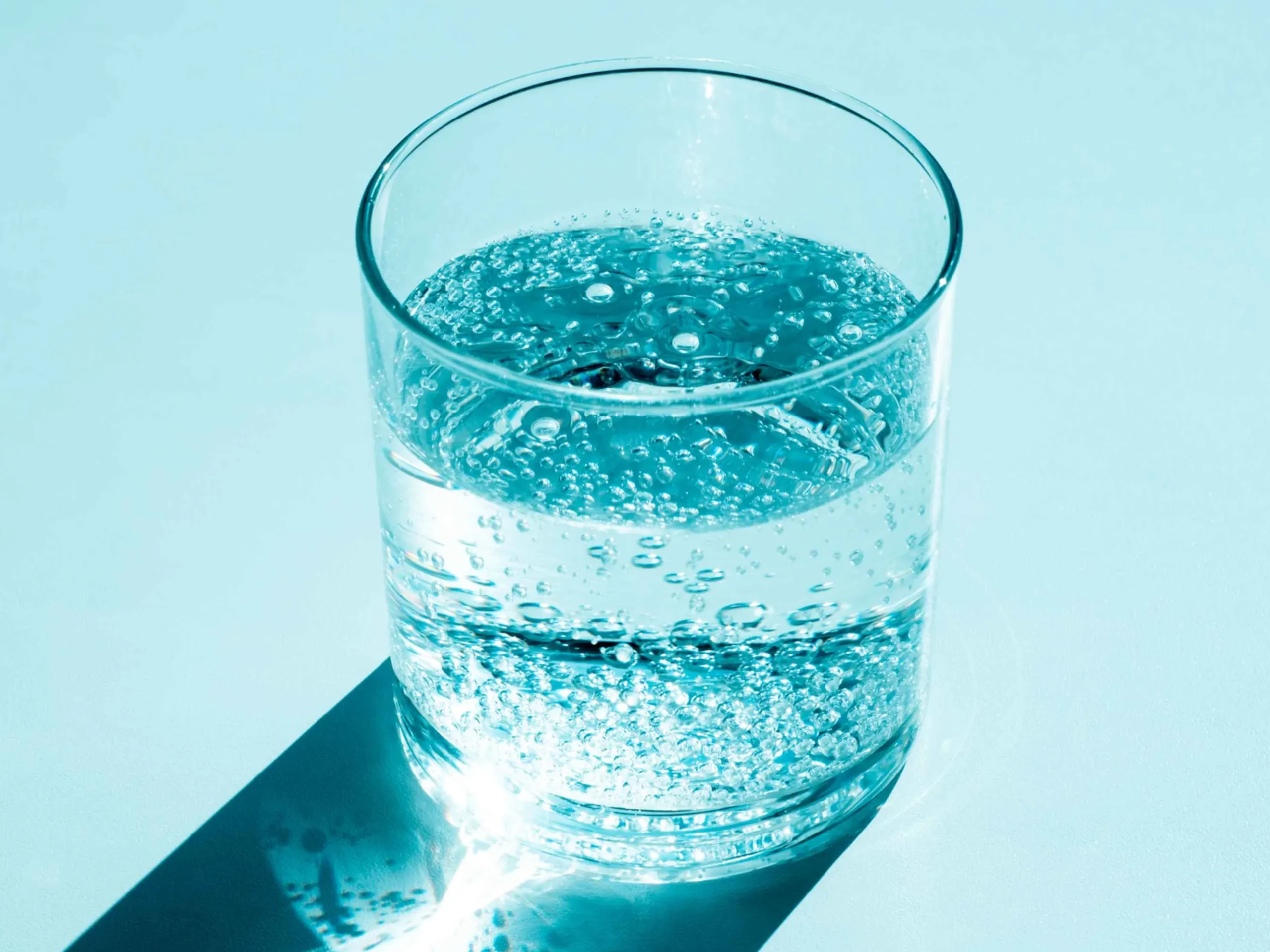 Vaso de agua pura y limpia