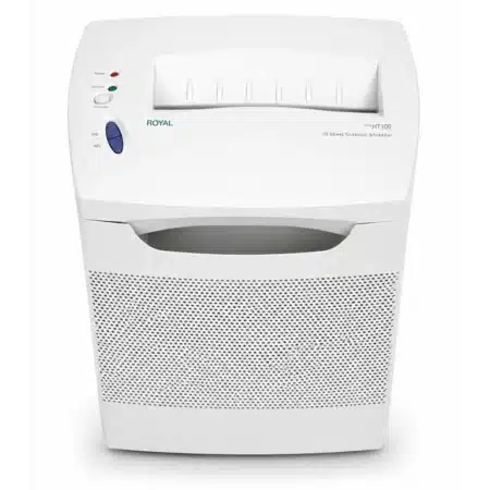 Trituradora de papel blanca Royal HT100 de corte cruzado con capacidad de 10 hojas triturando un informe confidencial en una oficina moderna.