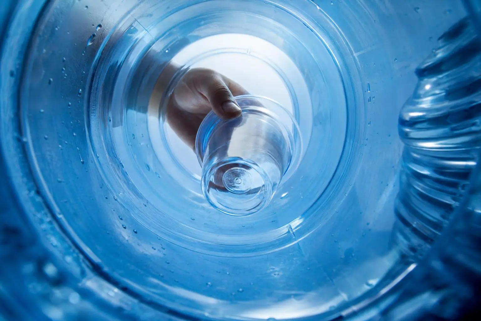 Interior del dispensador Royal Aqua Motion relacionado con el sabor a plástico en el agua
