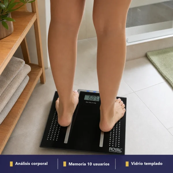 Persona descalza usando báscula Royal BP007 en baño mexicano, mostrando peso en pantalla LCD grande