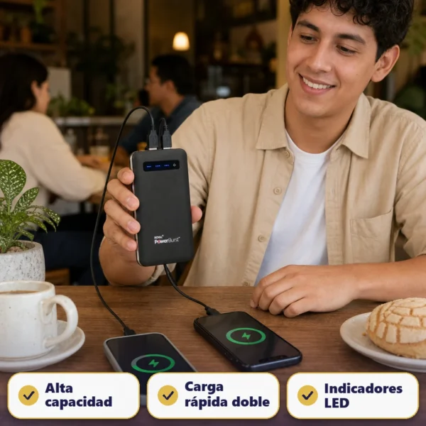 Persona en café mexicano usando batería portátil Royal PowerBurst para cargar dos teléfonos simultáneamente