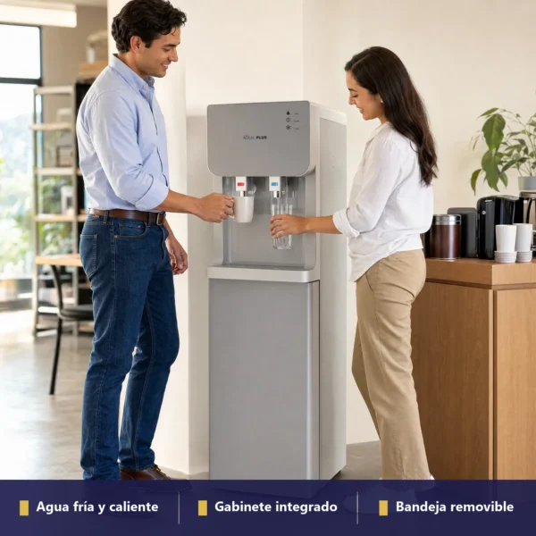 Dispensador Royal Aqua Plus en oficina moderna en CDMX, dos personas usando agua fría y caliente