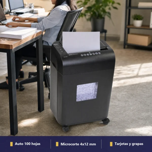 Trituradora Royal ASF910 en oficina mexicana, alimentando automáticamente hojas y mostrando papel triturado.