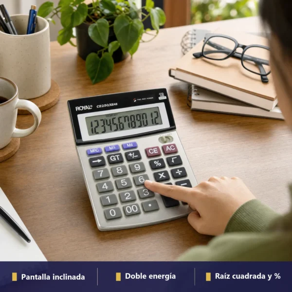 Calculadora Royal CE250 en escritorio de oficina en casa en México, con pantalla inclinada y persona usando teclas
