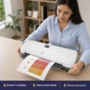 Laminadora Royal PL1220 en escritorio de oficina en casa en México, laminando documento colorido.