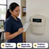 Empleado en oficina mexicana junto a reloj checador Royal TimeMaster TC100 con tarjeta en mano listo para marcar.
