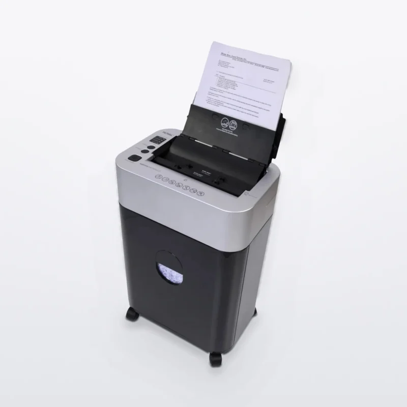 Trituradora Royal AQ9100 de microcorte con un documento en la bandeja de alimentación automática